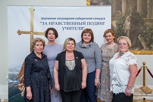 За нравственный подвиг учителя