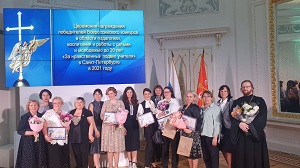 За нравственный подвиг учителя